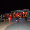 Persone ballano su un palco all'aperto di notte.