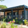 Bungalow moderno con giardino fiorito.