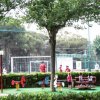 Parco giochi con bambini che giocano.