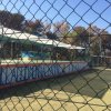 Campo sportivo visto attraverso la rete.