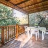 Terrazza coperta con tavolo e sedie di plastica.
