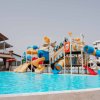 Piscina con scivoli colorati e strutture per bambini.