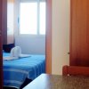 Stanza da letto con letto blu e asciugamani a forma di cigni. Vista dalla porta.