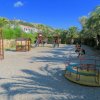 Parco giochi con scivoli e giostra.