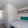 Camera con letto matrimoniale e luci soffuse.