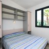 Camera con letto matrimoniale e finestra.