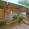 Casetta con veranda in legno e piante rampicanti.