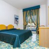 Camera con letto matrimoniale, arredamento giallo e blu.
