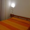Camera con letto matrimoniale e luci da parete.