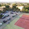 Campo da tennis vicino a parcheggio.