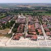 Vista dall'alto di un quartiere urbano vicino a una lunga spiaggia.