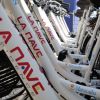Biciclette bianche con loghi 