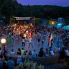 Animazione serale all'aperto con pubblico.