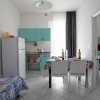 Cucina con tavolo apparecchiato e frigorifero, stile moderno.