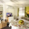 Interno moderno con tavolo apparecchiato, TV e divano.