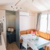 Cucina compatta con tavolo, seduta ad angolo e decorazioni di farfalle.