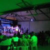 Spettacolo serale su un palco con il pubblico seduto.
