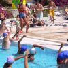 Una lezione di acquagym in piscina, con persone che seguono le istruzioni dell'istruttore.