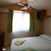 Camera con letto matrimoniale e ventilatore.