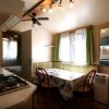 Cucina e sala da pranzo con tavolo e sedie.