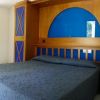 Una camera d'hotel con letto matrimoniale, decorazioni blu e mobili in legno.