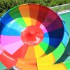 Scivolo d'acqua a spirale multicolore con una persona che scende.