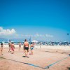 Gruppo di persone che giocano a beach volley.