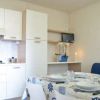 Cucina moderna con tavolo apparecchiato e decorazioni blu.