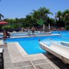Scivoli in una piscina all'aperto con persone.