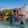 Splendido parco acquatico con spruzzi e giochi.