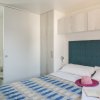 Camera da letto con letto matrimoniale e cappello rosa.