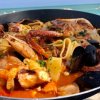 Padella di pesce e pasta vista mare.