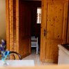Interno di una casa con camere in legno.
