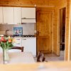 Cucina in legno con tavolo e fiori.