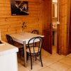 Cucina con tavolo da pranzo e sedie, accanto a un bagno.