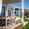 Veranda con tavolo e sedie all'aperto.