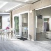 Veranda di una casa con tavolo da pranzo e accesso a un soggiorno accogliente.
