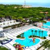 Piscina all'aperto con scivoli e lettini.